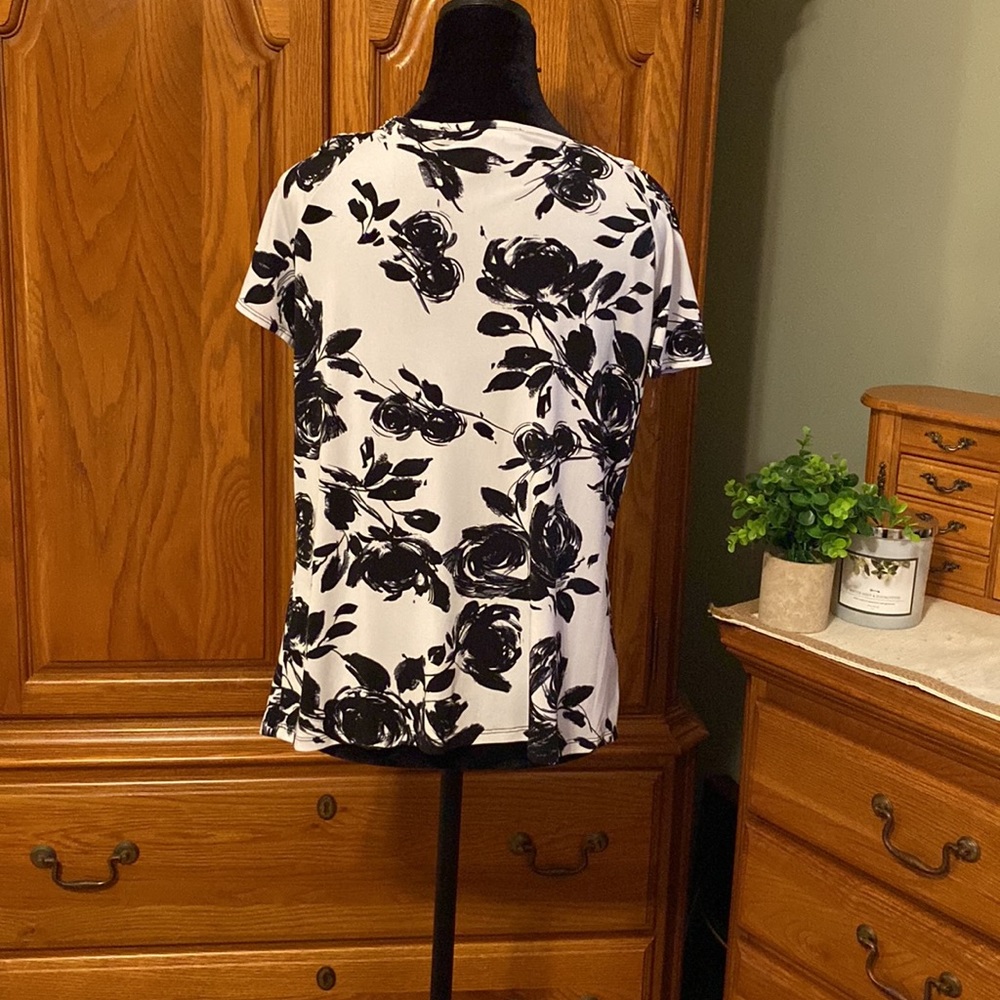 Ladies Blouse, Black & White, short sleeve, floral stretchy EUC Petite Large - Picture 4 of 5